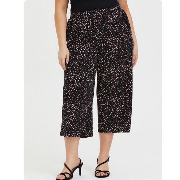 Torrid Pull-On Wide Leg 26 Crop  Studio Knit Hearts Comfy Slinky Spring - Picture 1 of 10